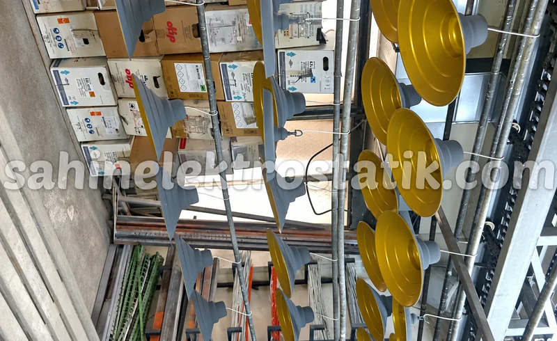 Seri üretim hattında sıralı asılmış metal parçalar